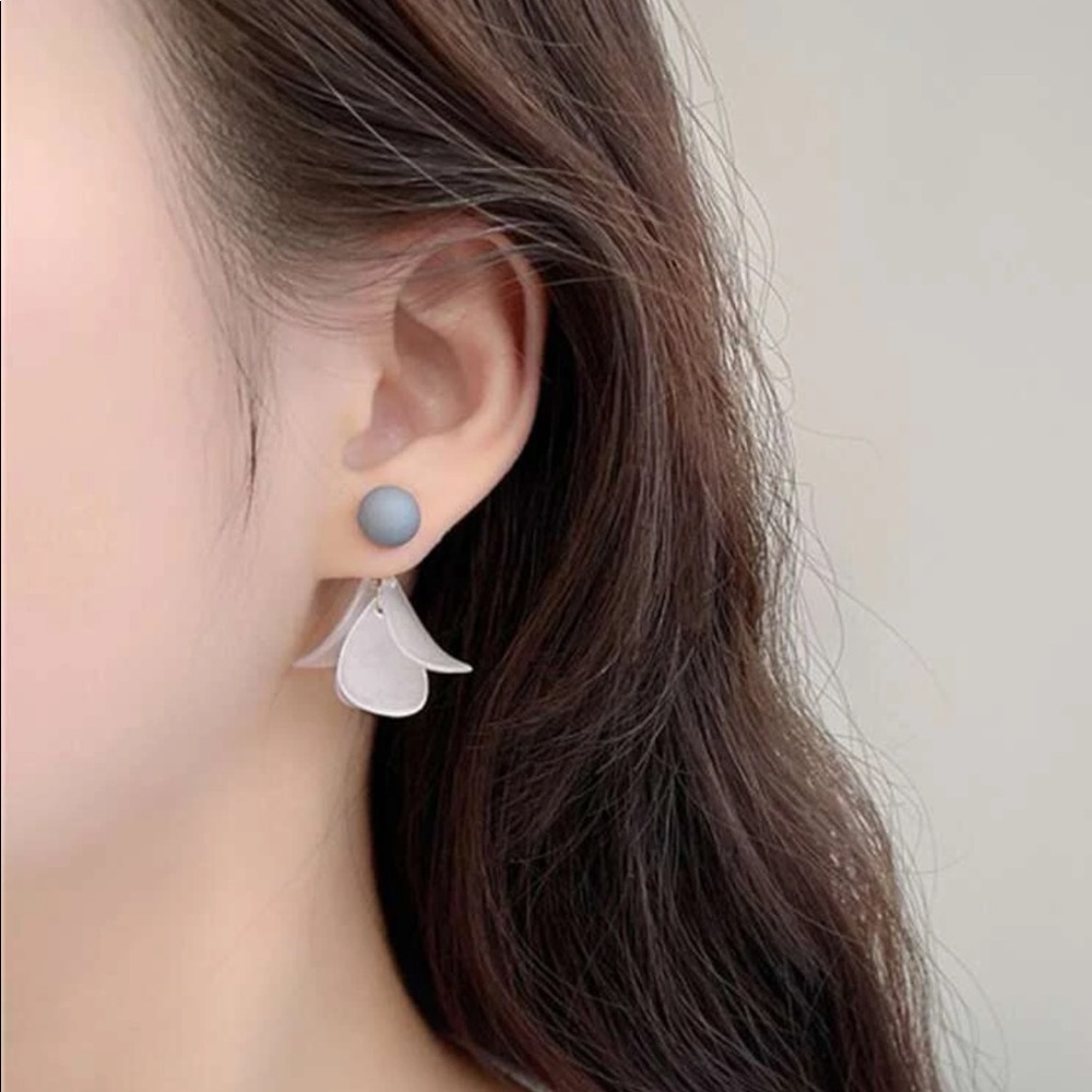 🎉 New White & Blue Flower Blossom Earrings